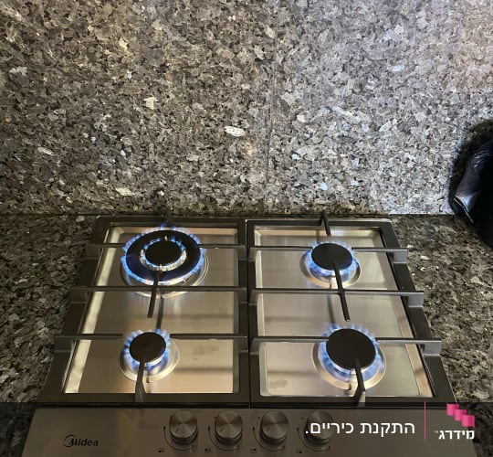 כיריים גז עם ארבעה מבערים דולקים